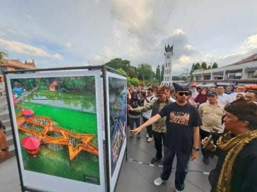 Pameran foto terbaik Jurnalis Kantor Berita Antara bersama Lembaga  KITLV Leiden, Belanda dan Komunitas fotografer  Sarekat Sumatera digelar di Kota Bukittinggi.